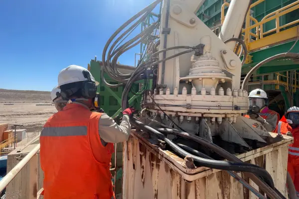 Personas trabajando en pica rocas de Minera Centinela, servicio acreditado y asesorado por Nortec