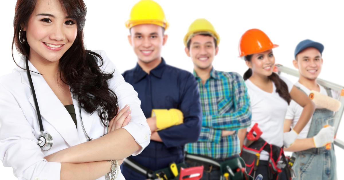 Equipo diverso mostrando prácticas efectivas sobre cómo gestionar la seguridad y salud en el trabajo, equipados con cascos y gafas protectoras en un ambiente industrial seguro.